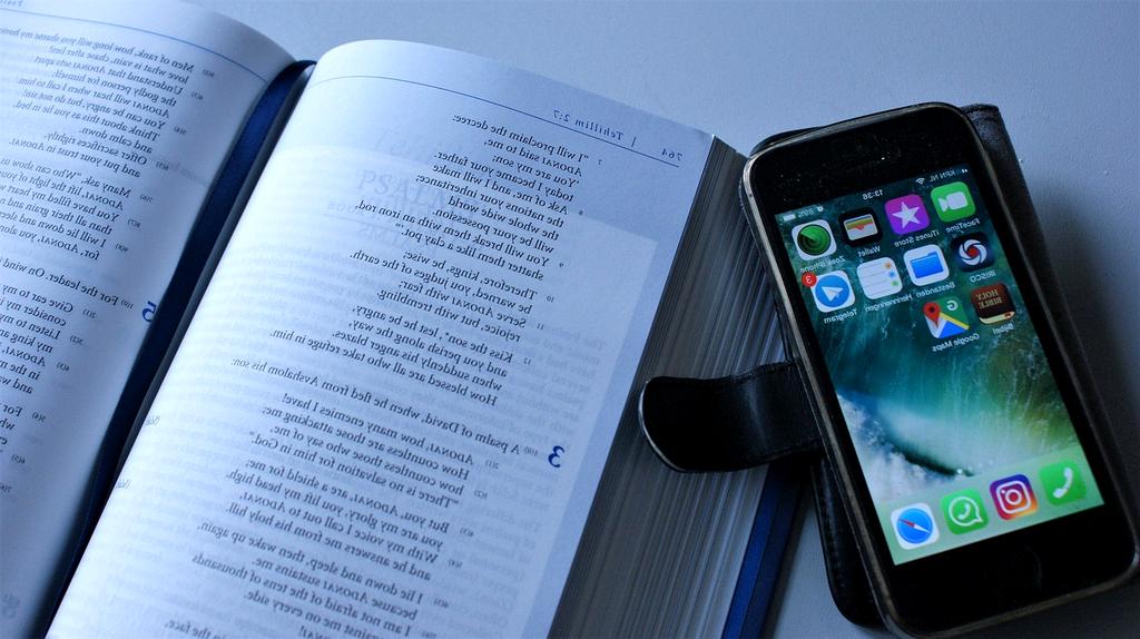 Wi-Fi router with connected devices illustration